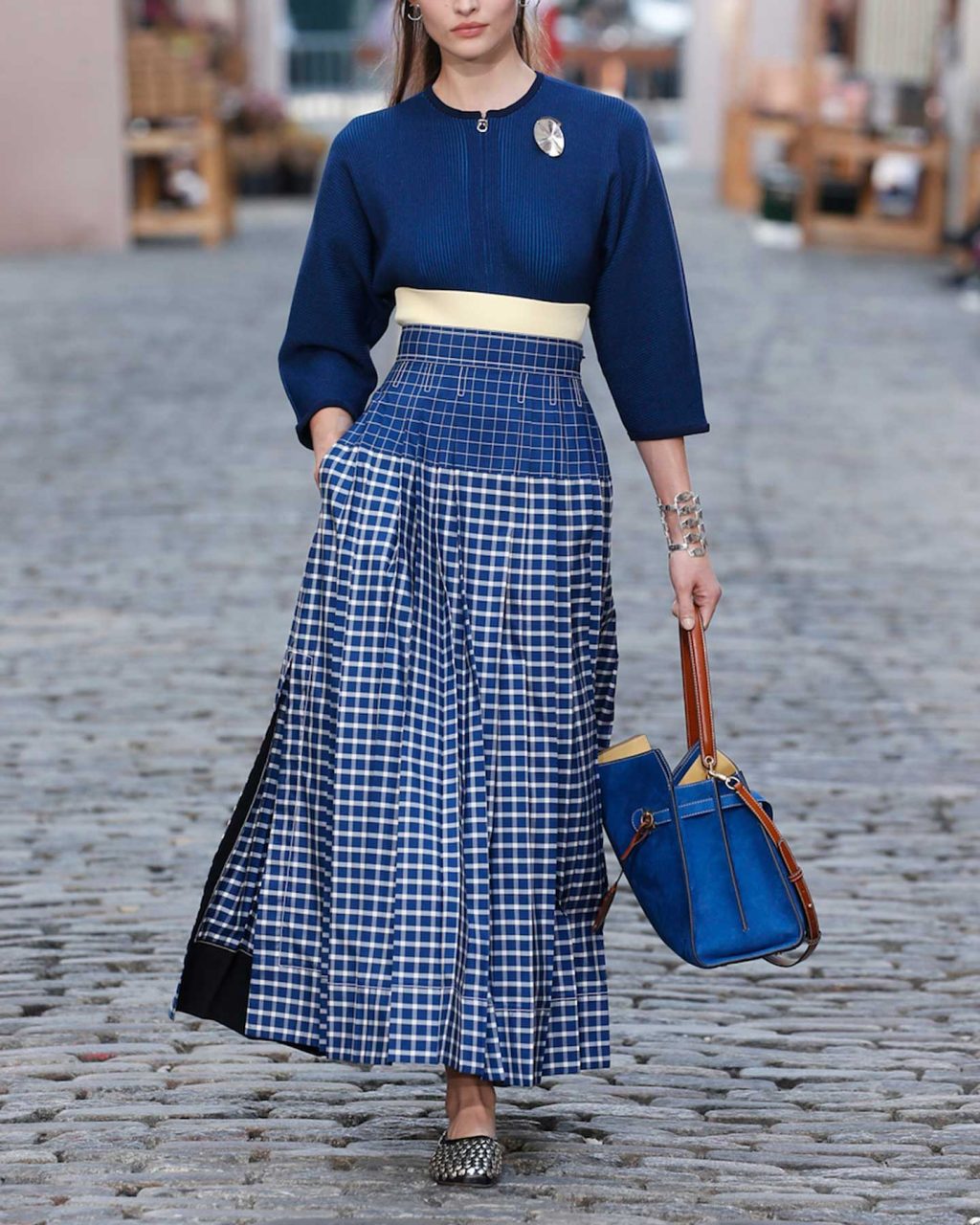 7 Looks para combinar un Pantalón Azul Marino de Mujer - Blog SoloOnly