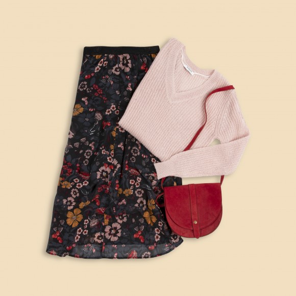 falda midi de flores con jersey rosa