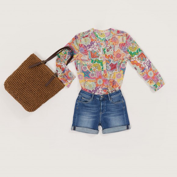 look shorts in jeans a una blusa in fantasia Paisley